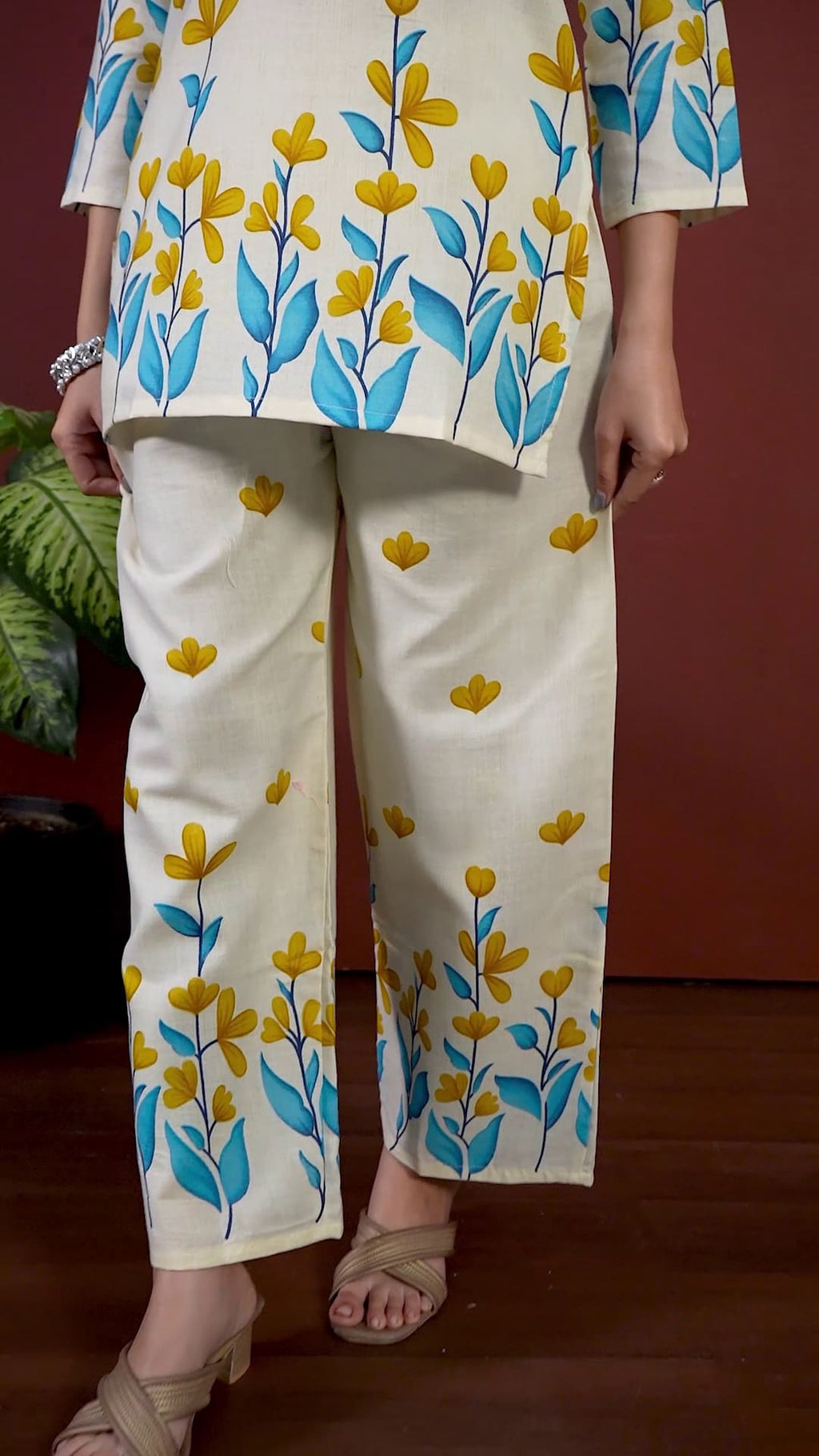 Floral Printed Mandarin Collar Kurta With Trousers