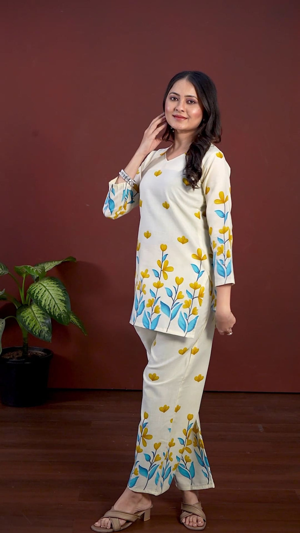 Floral Printed Mandarin Collar Kurta With Trousers