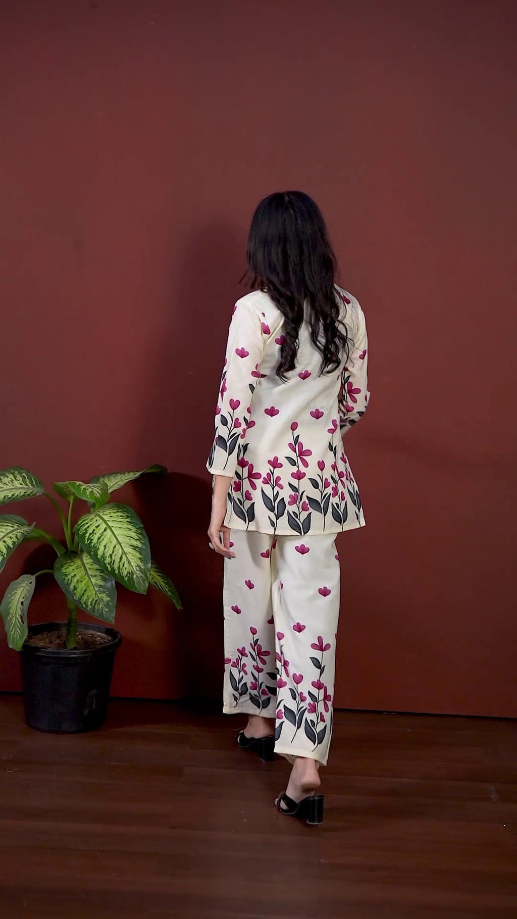 Women Floral Printed Cotton Kurta with Trousers