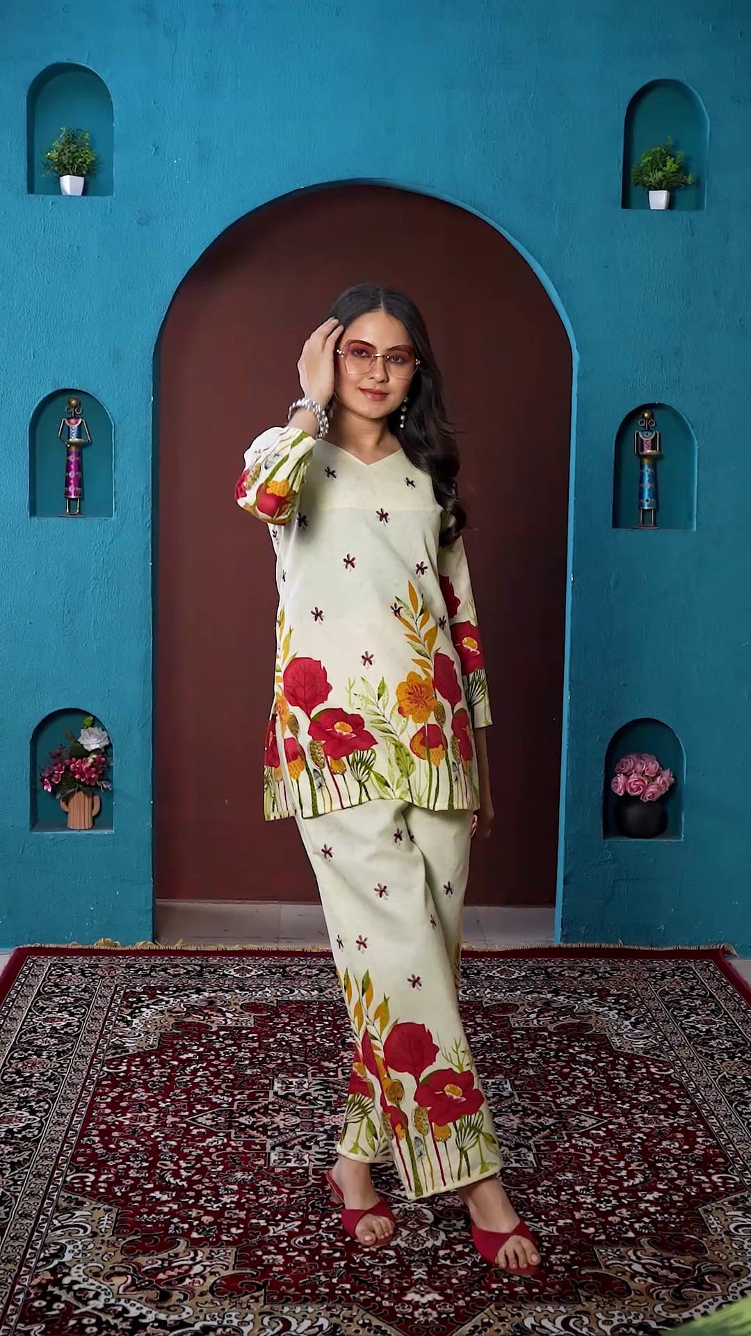 Women Floral Printed Regular Kurti With Trousers